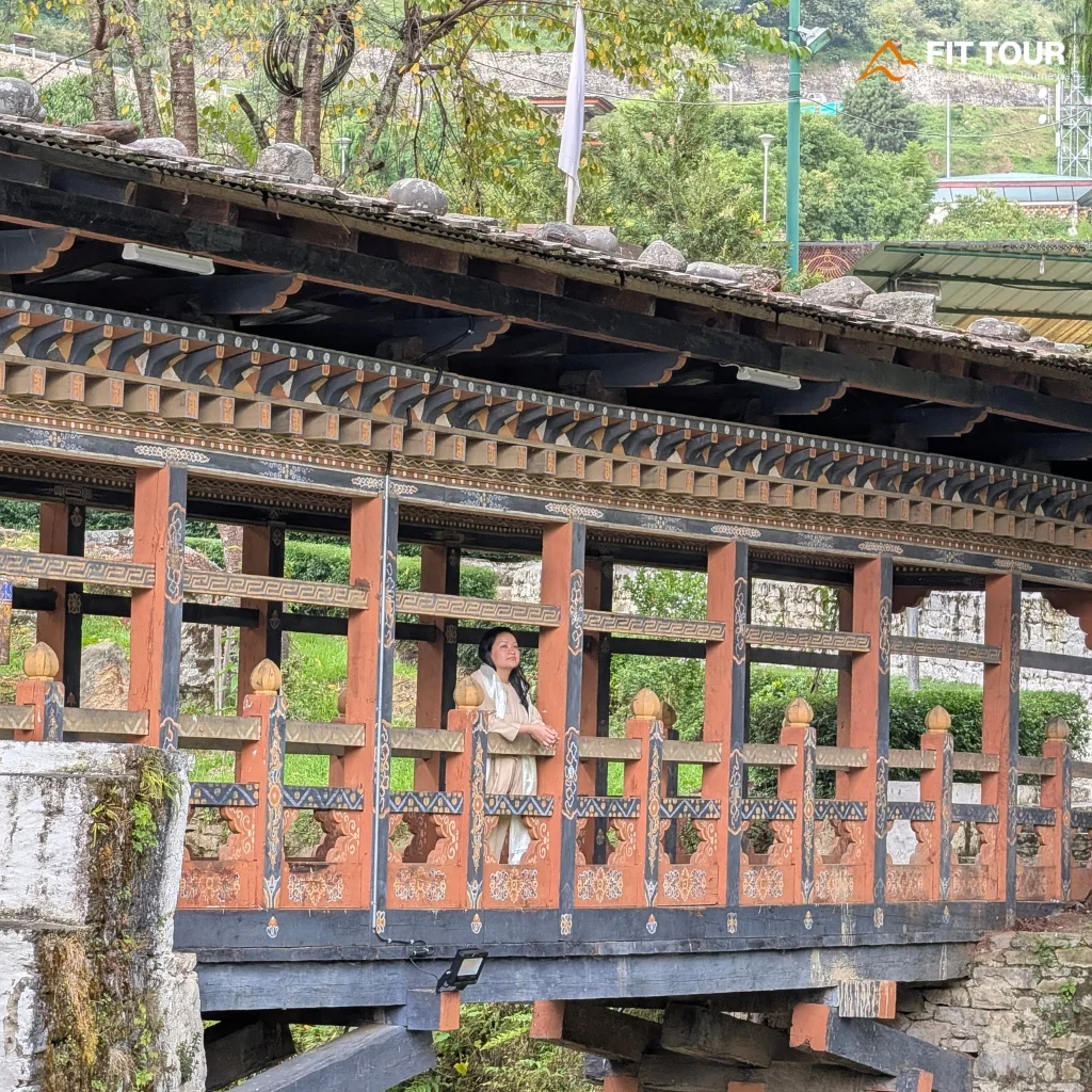 Hệ thống hành lang gỗ và lan can chạm trổ hoa văn truyền thống tại Trongsa Dzong Bhutan