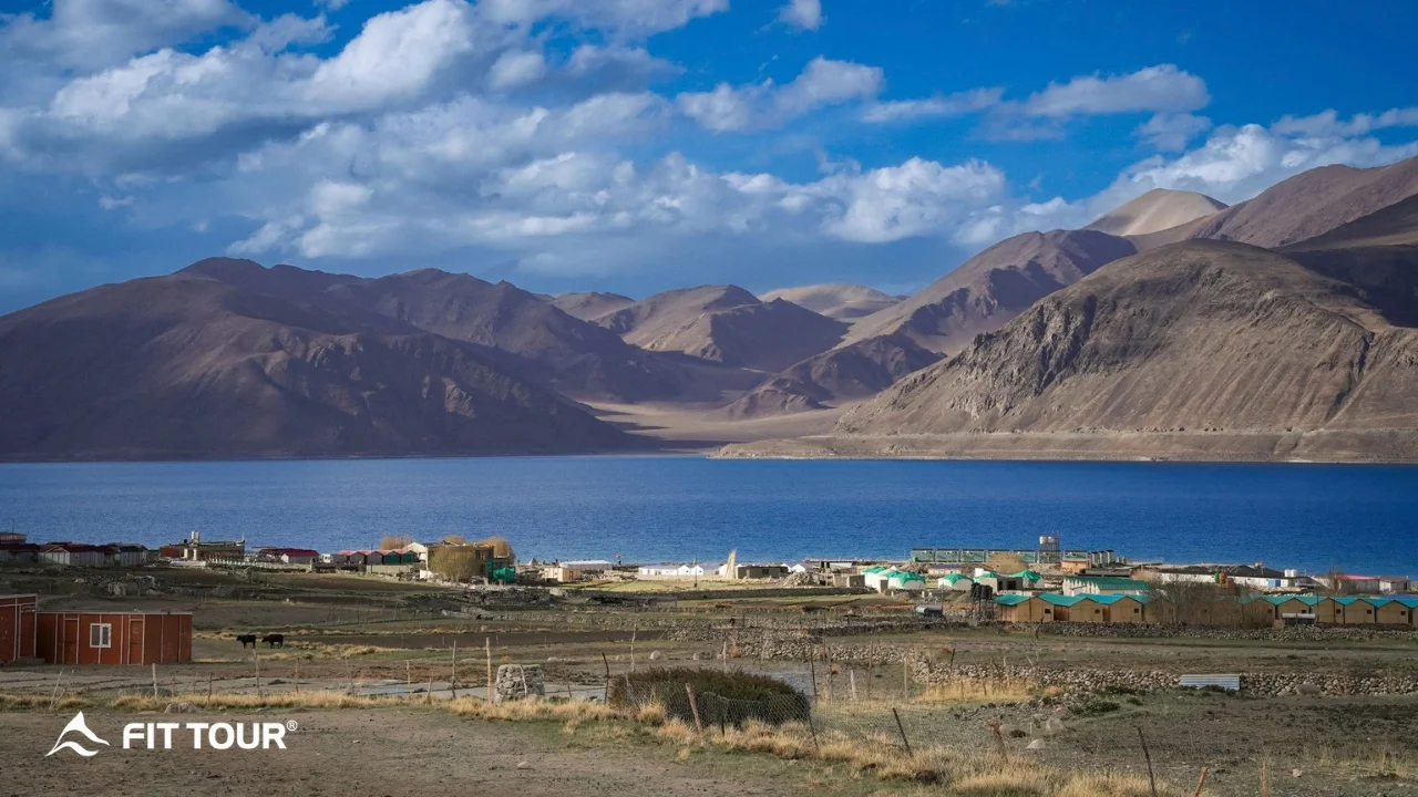 Hồ Pangong Tso dưới bầu trời xanh