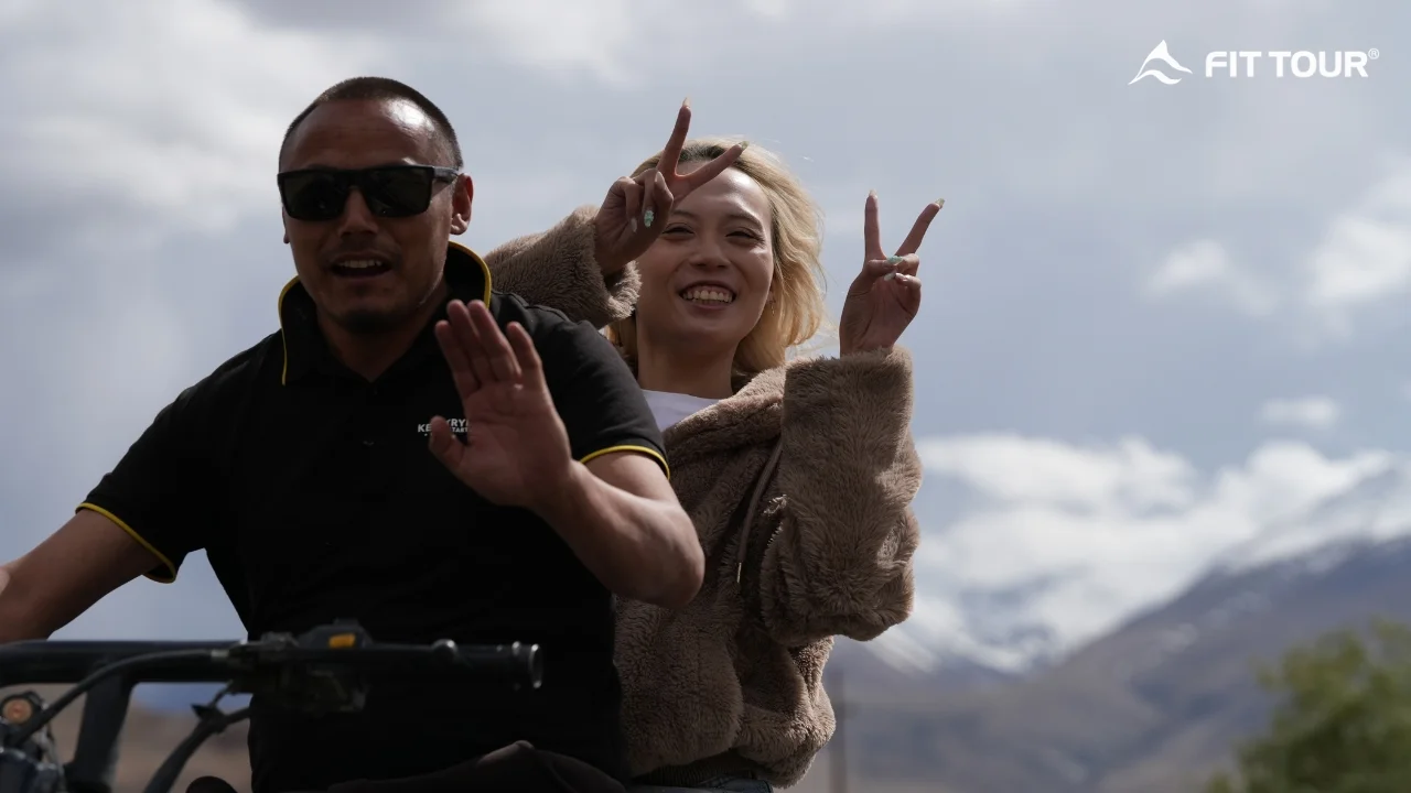Hướng dẫn viên địa phương Lulu và du khách vui vẻ trên chuyến xe máy ở Ladakh