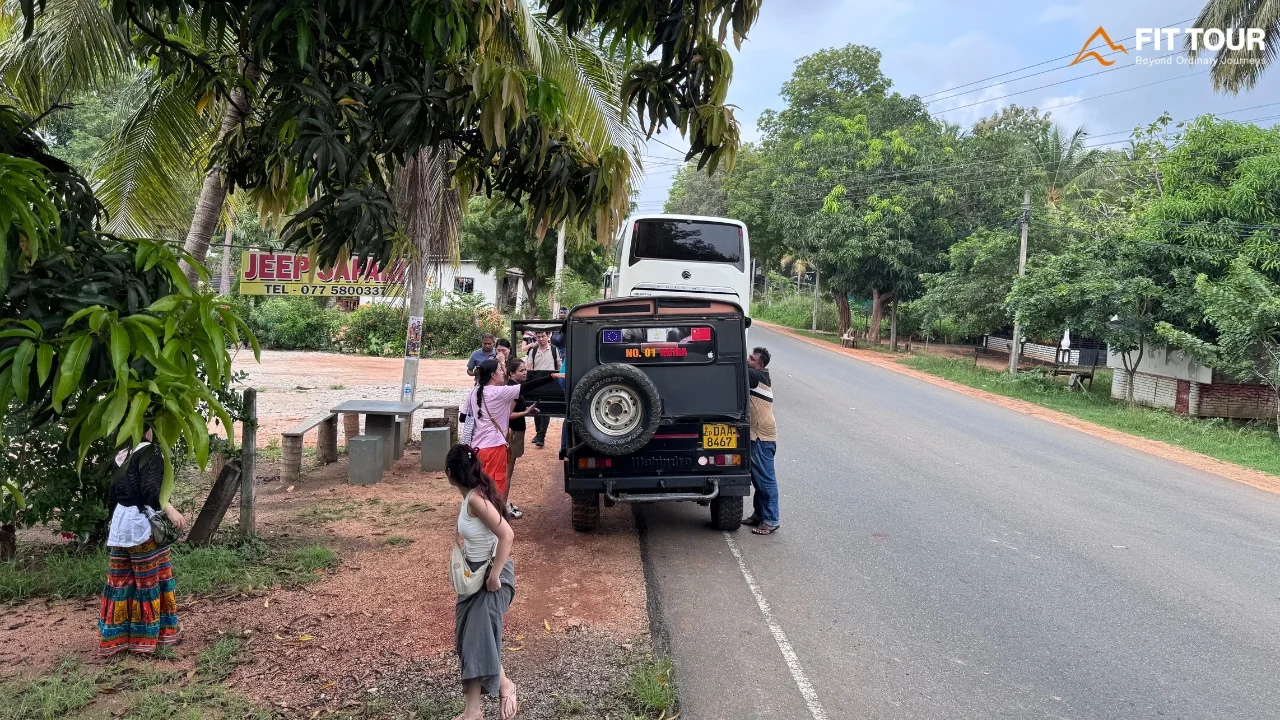 Xe Jeep vượt địa hình trảng cỏ ngập nước