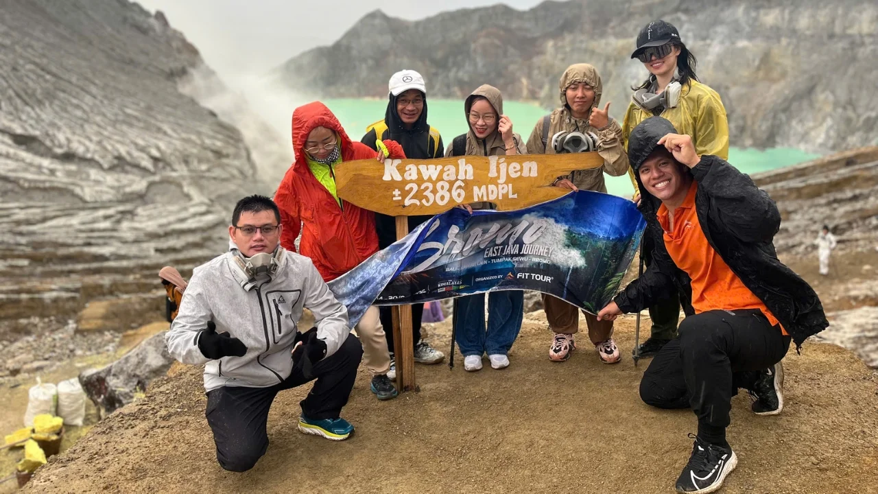 Khung cảnh kỳ vĩ tại miệng núi lửa Kawah Ijen