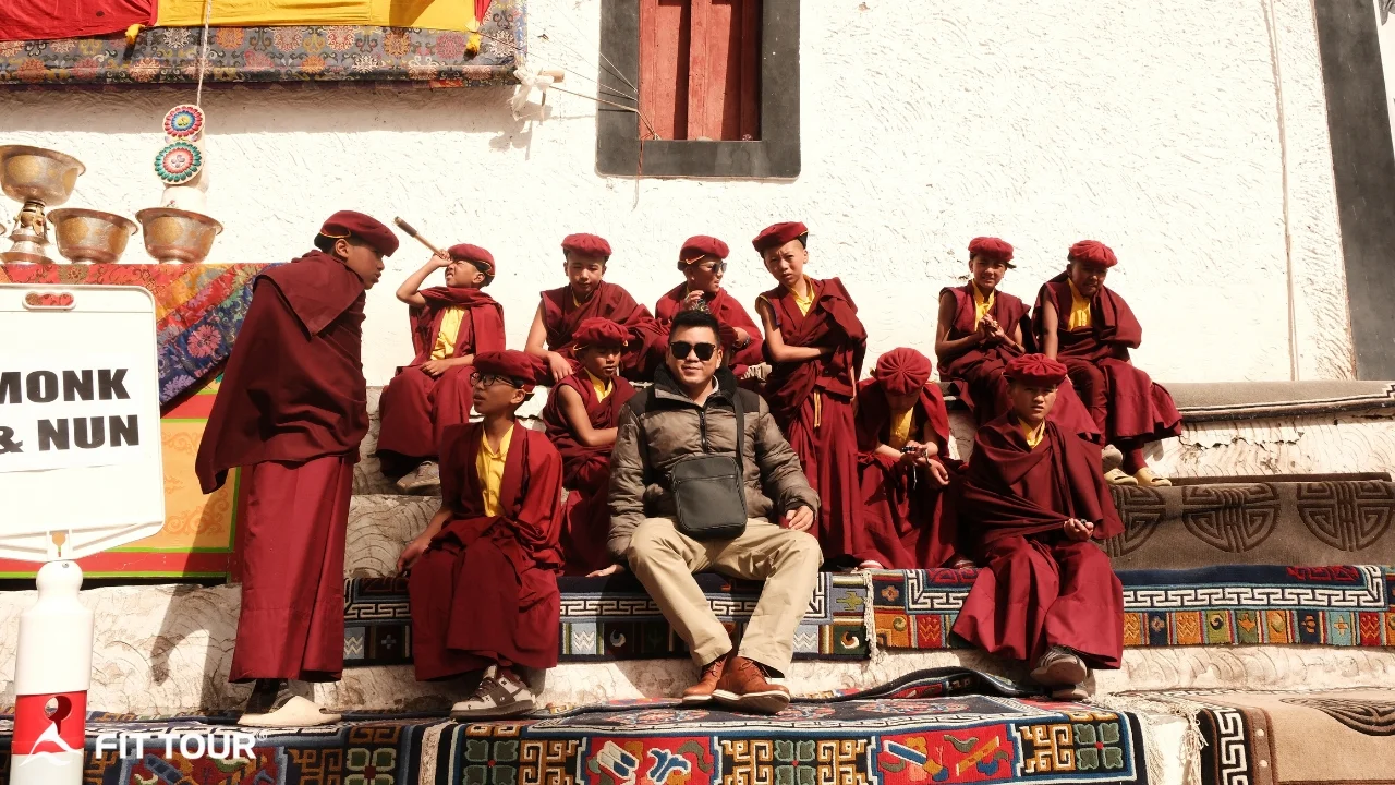 Khách du lịch FIT Tour cùng các chú tiểu Hemis