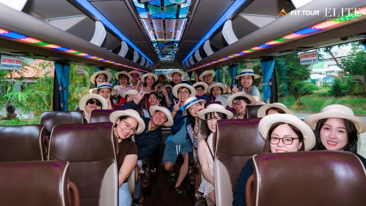 Những nụ cười sảng khoái và năng động trong chương trình vận động biển - Tour Đoàn Vũng Tàu VIB-UCA tháng 7 năm 2026