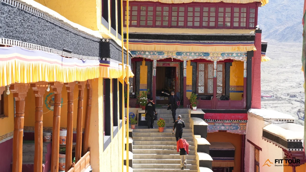 Bậc Thang Đá Vàng Rực Rỡ Đặc Trưng Của Tu Viện Hemis