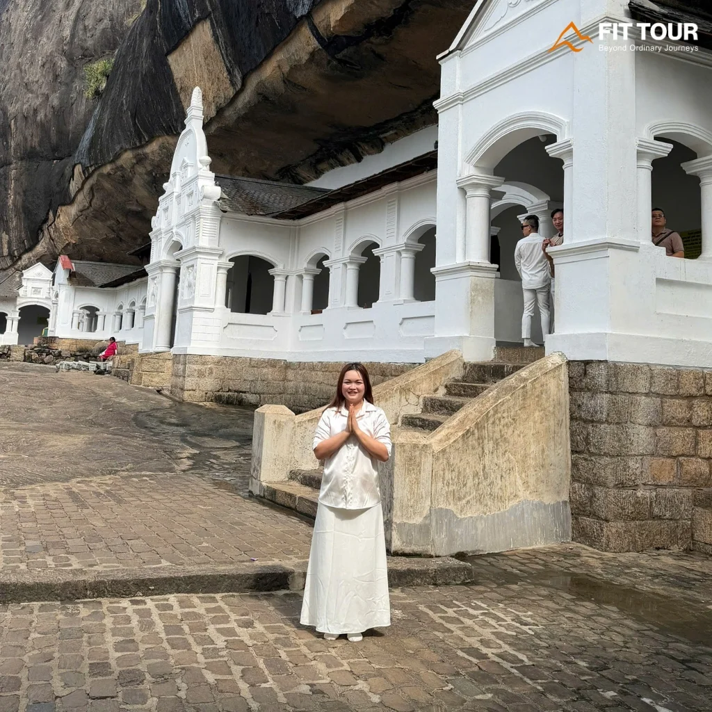 Rãnh thoát nước đục trên mái đá Dambulla