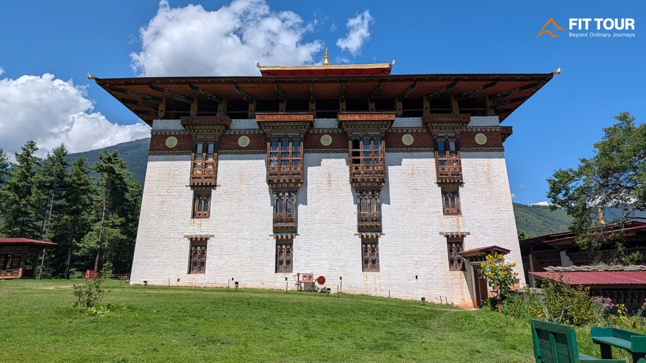 Kiến trúc truyền thống của Wangditse Lhakhang trên sườn núi Thimphu Bhutan