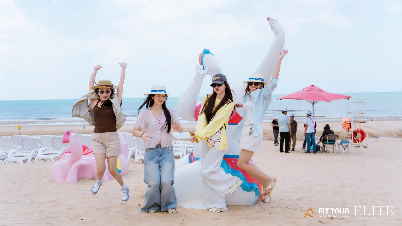 Các thành viên KienlongBank Bình Dương bên bờ biển Phan Thiết