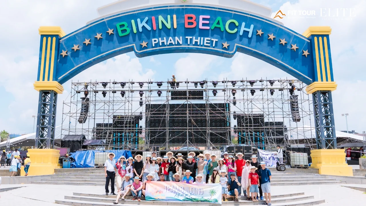 Tập thể KienlongBank Bình Dương check-in rực rỡ tại Bikini Beach Phan Thiết