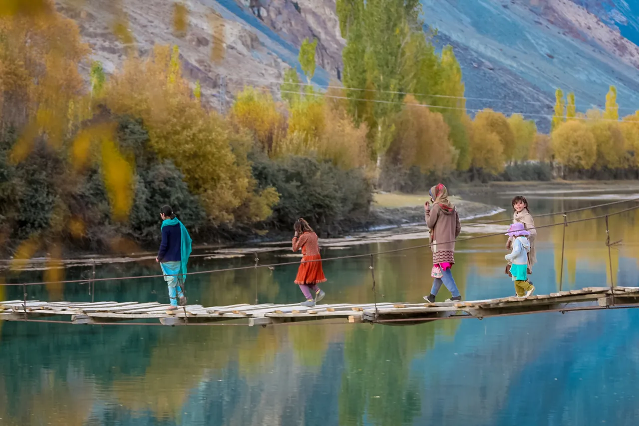 Băng qua một cây cầu dây ở Pakistan