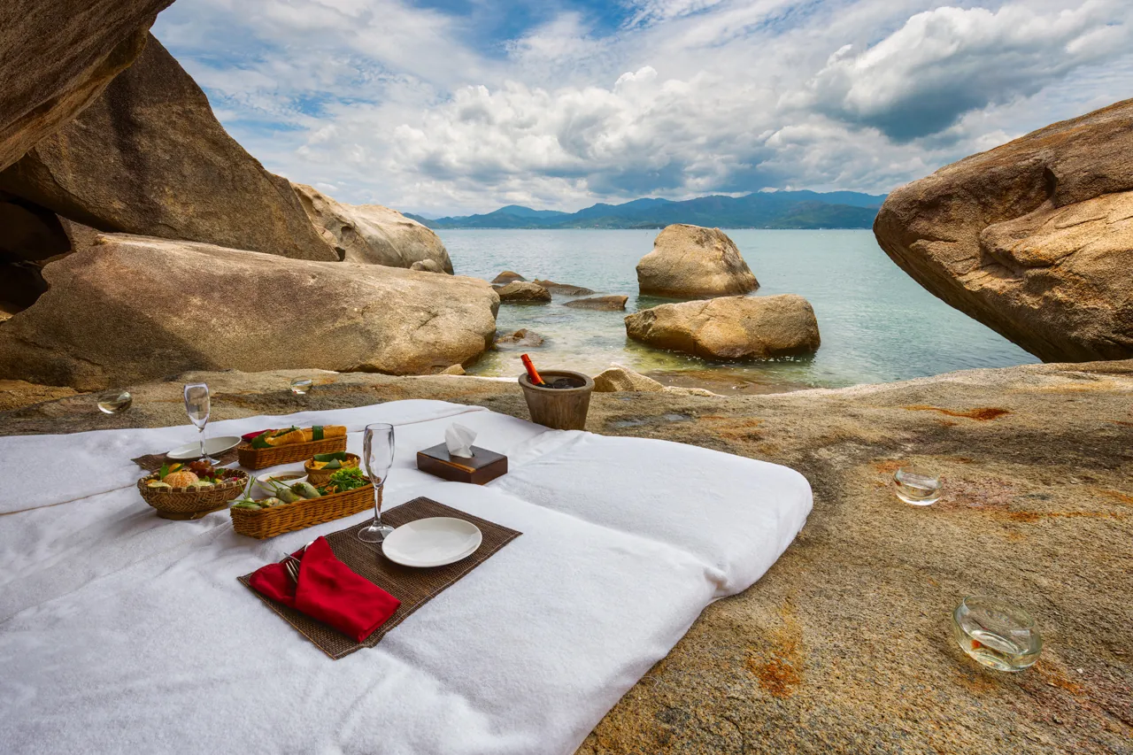 BỮa trưa bên bờ biển của resort LAlya Ninh Vân Bay Nha Trang