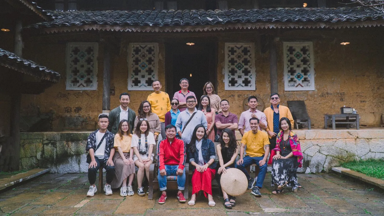 Đoàn khách chụp hình ở nhà cổ Chúng Pủa