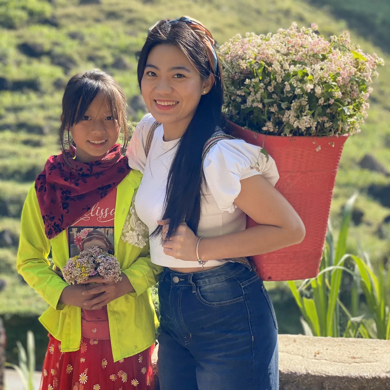 Chụp ảnh cùng người H'Mông