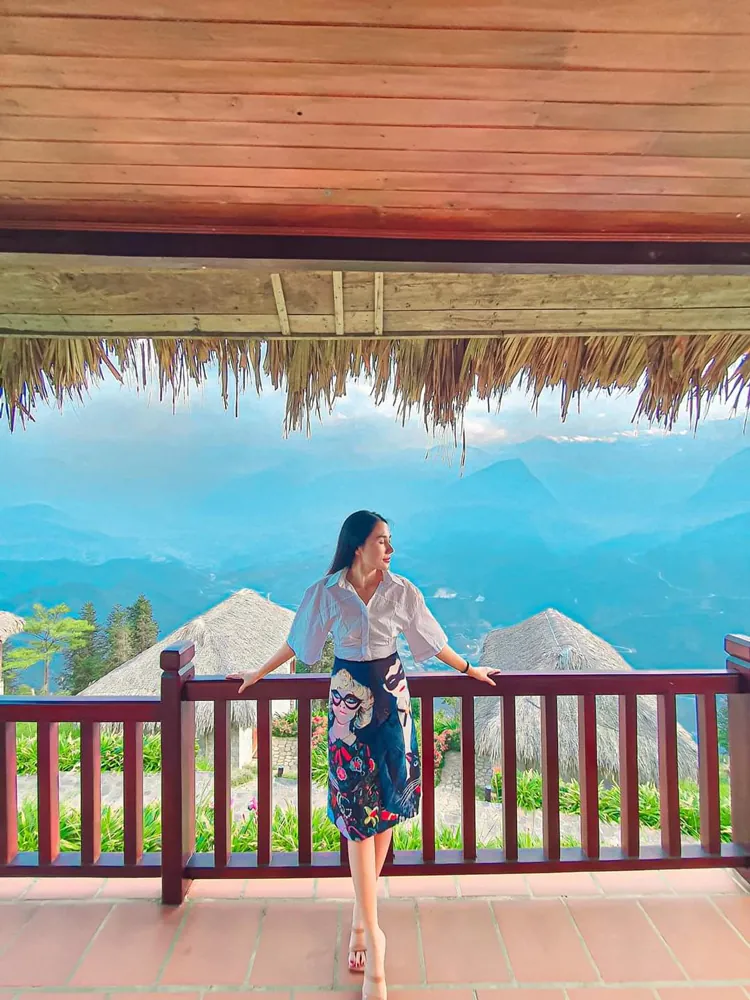 Nữ doanh nhân chụp hình ở Tây Bắc