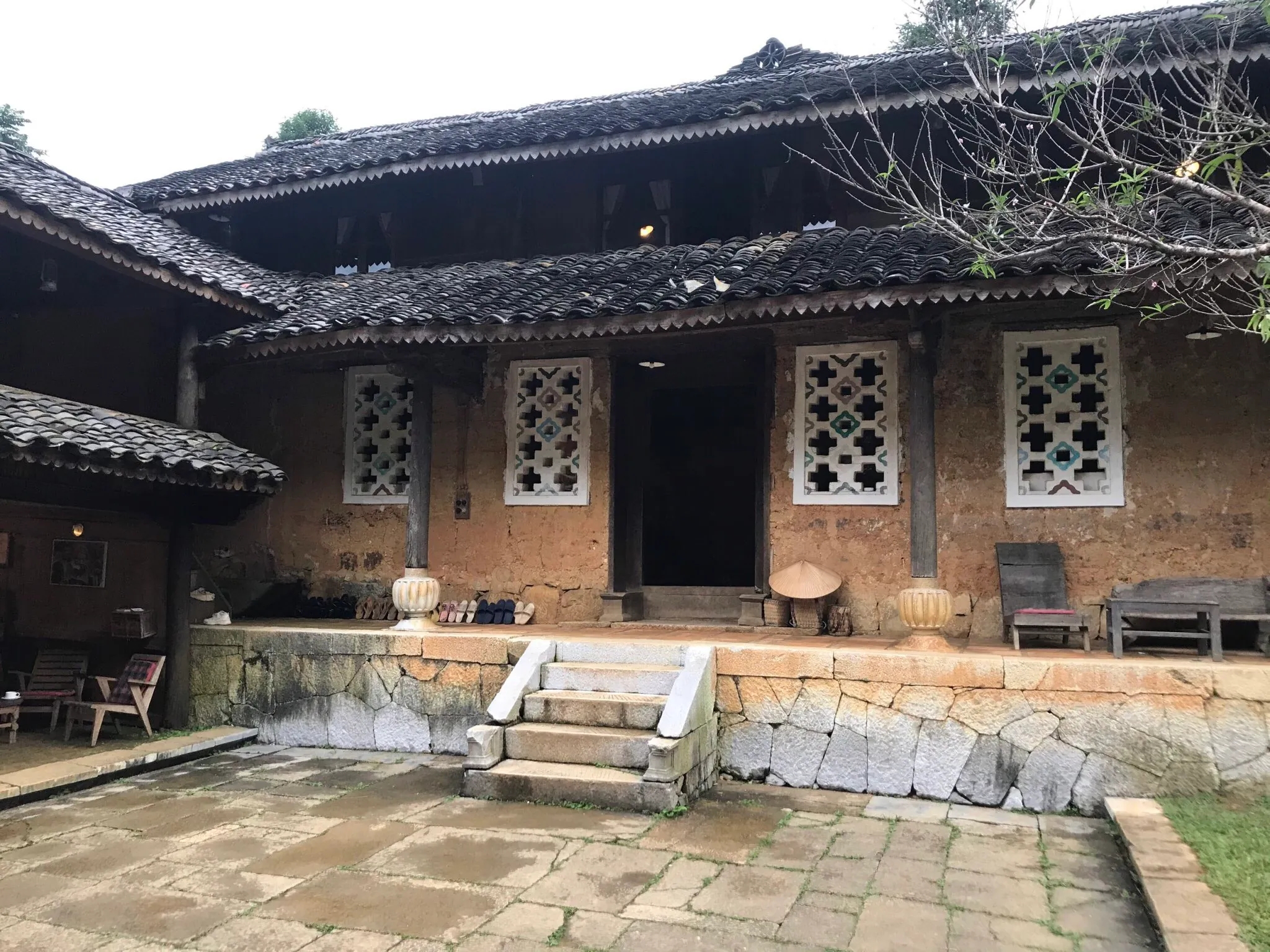 Sân trước nhà cổ Chúng Pủa