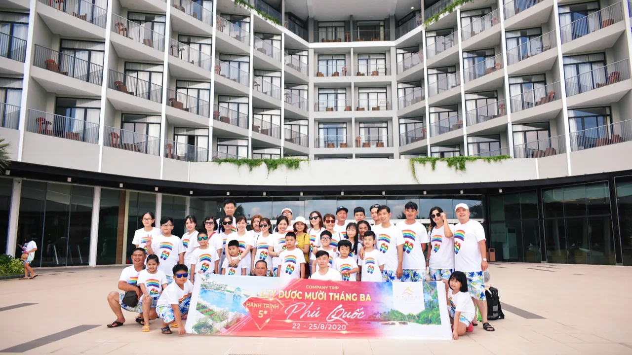Đoàn khách du lịch Phú Quốc check in ở resort