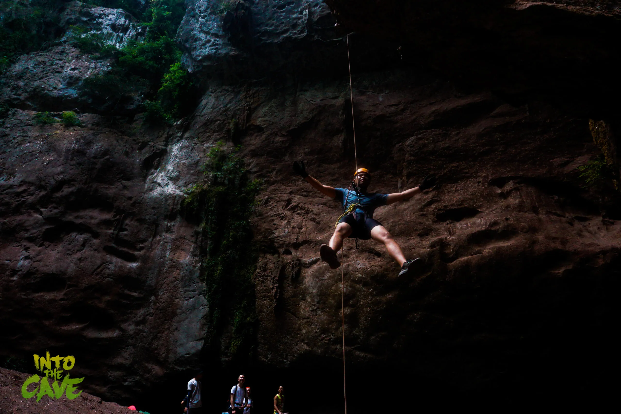 Đu dây trong hang tour " Into the cave " – khám phá hang Pygmy