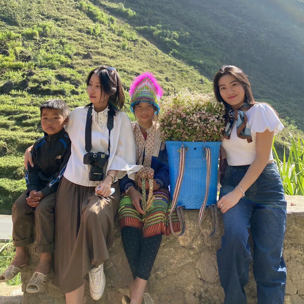 Du khách chụp ảnh cùng các trẻ em vùng cao