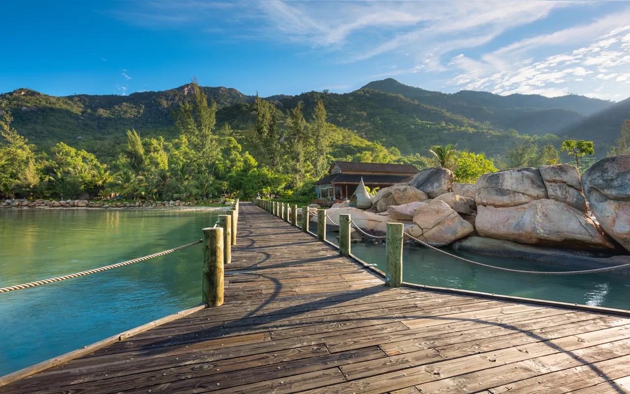 Đường từ cầu gỗ lên resort