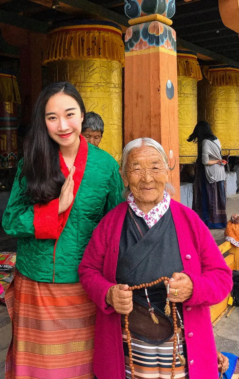 Hình ảnh du khách chụp cùng người dân Bhutan