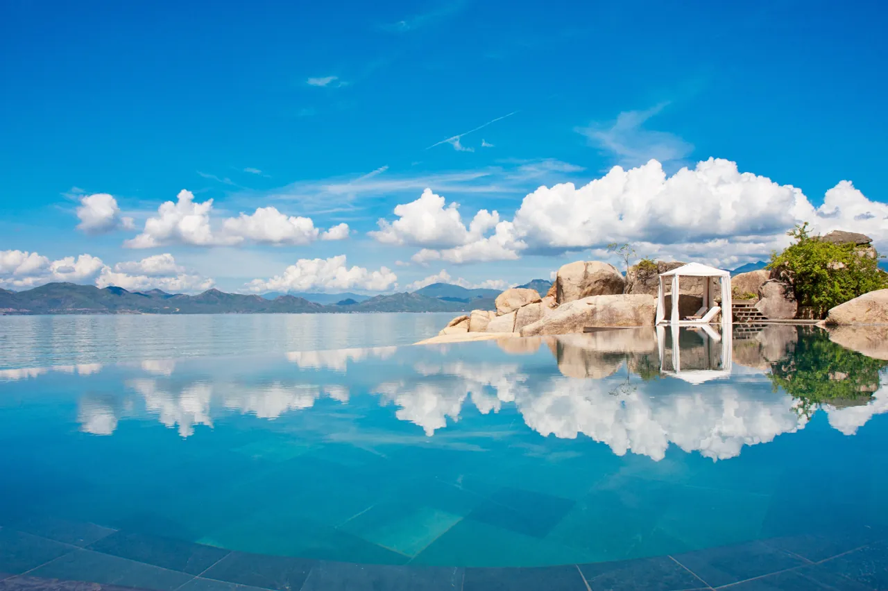 Hồ bơi vô cực ở resort LAlya Ninh Vân Bay