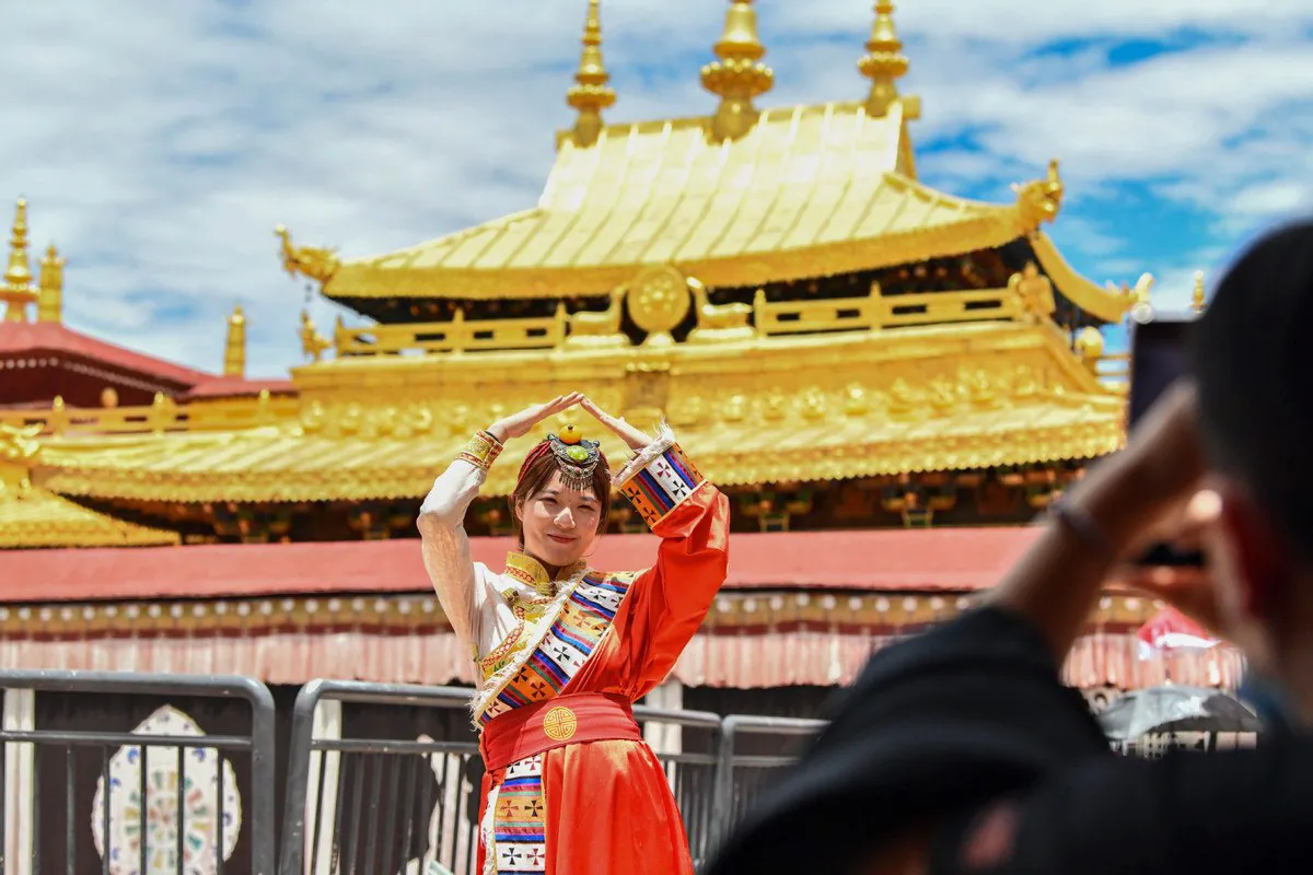 Khách du lịch chụp hình ở đền Jokhang
