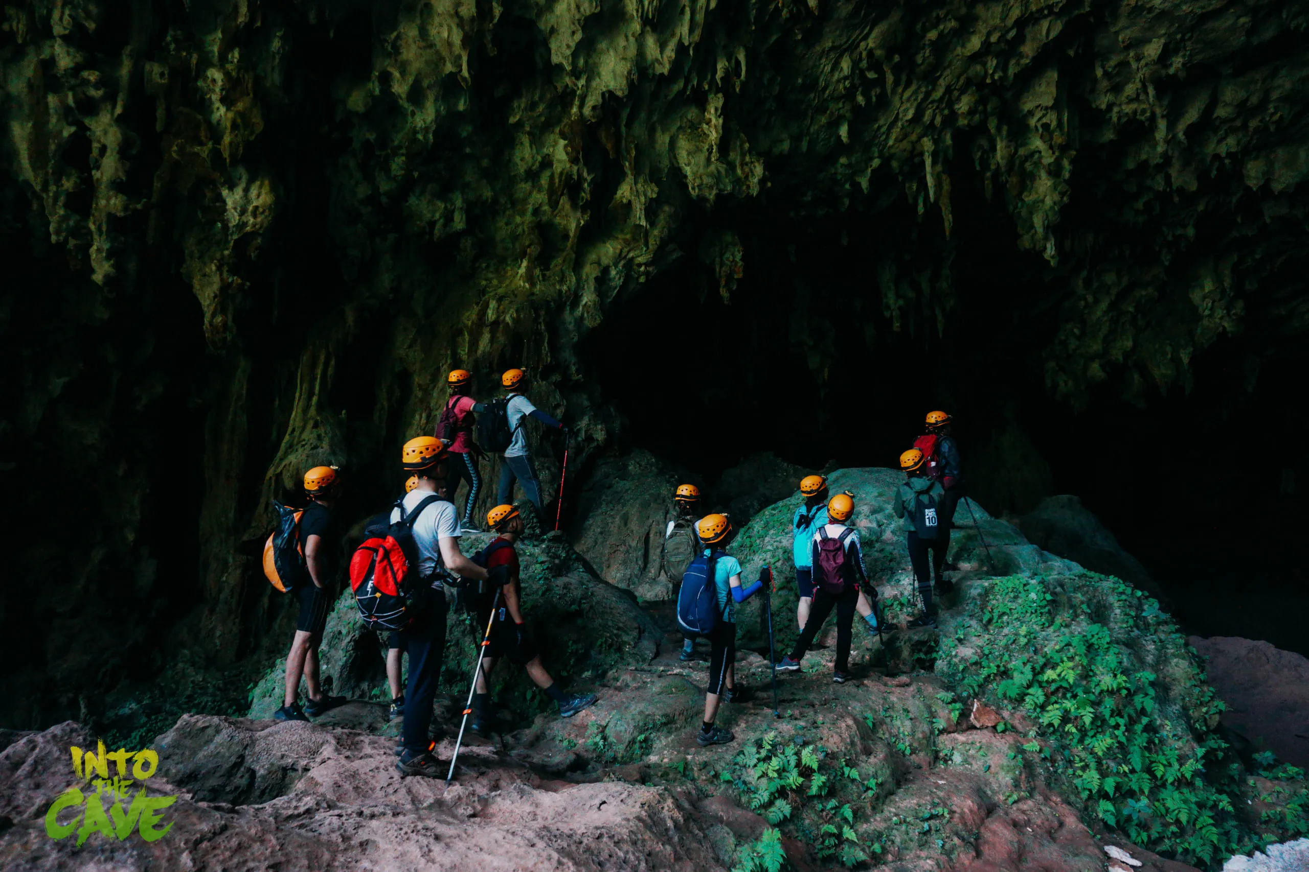 khách hàng Fit Tour khám phá hang Pygmy