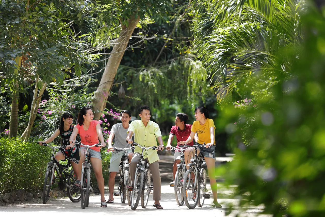 Đi xe đạp khám phá vịnh Ninh Vân