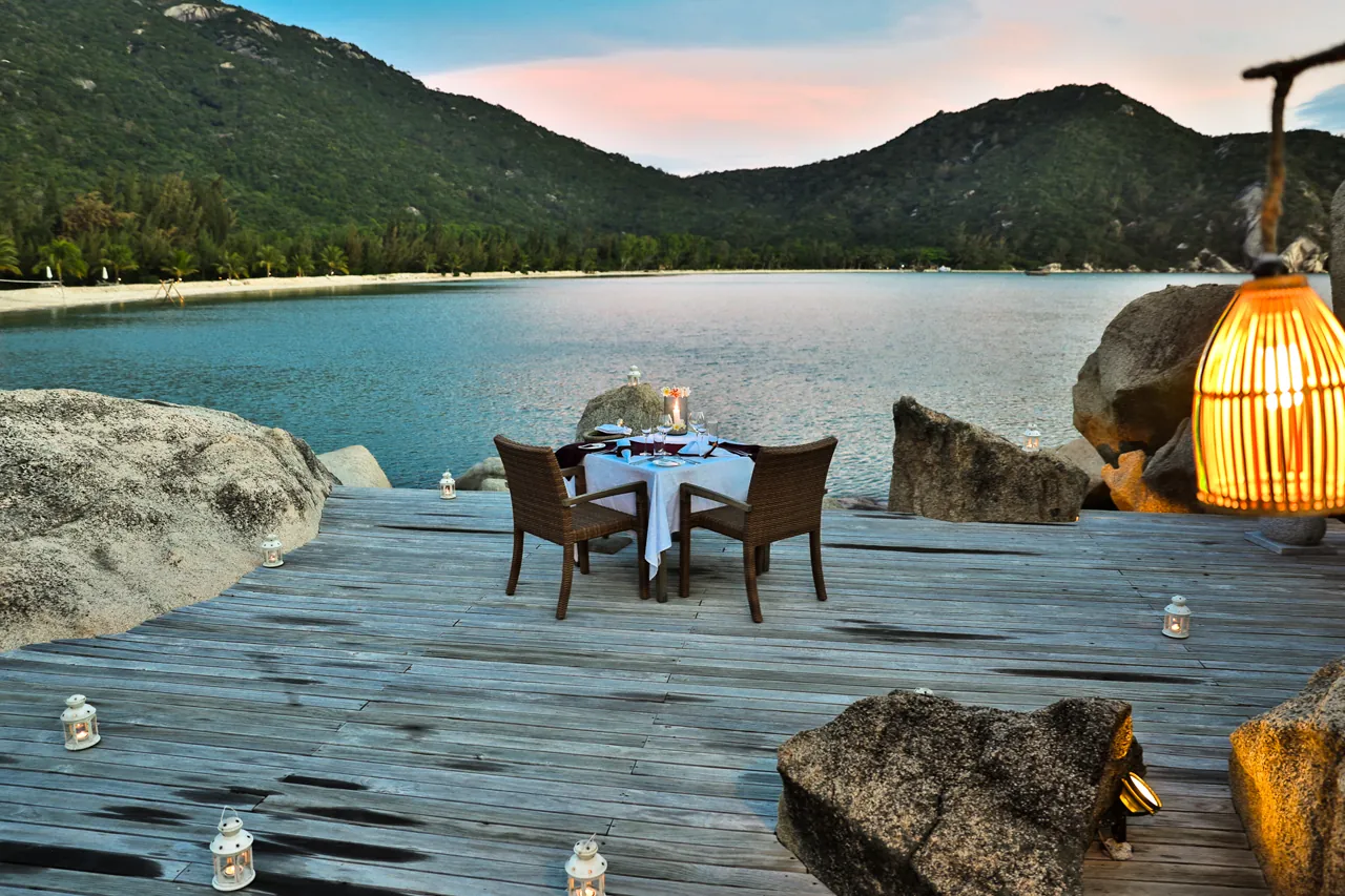 Bữa ăn riêng dành cho cặp đôi ở L'Alya Ninh Vân Bay Nha Trang