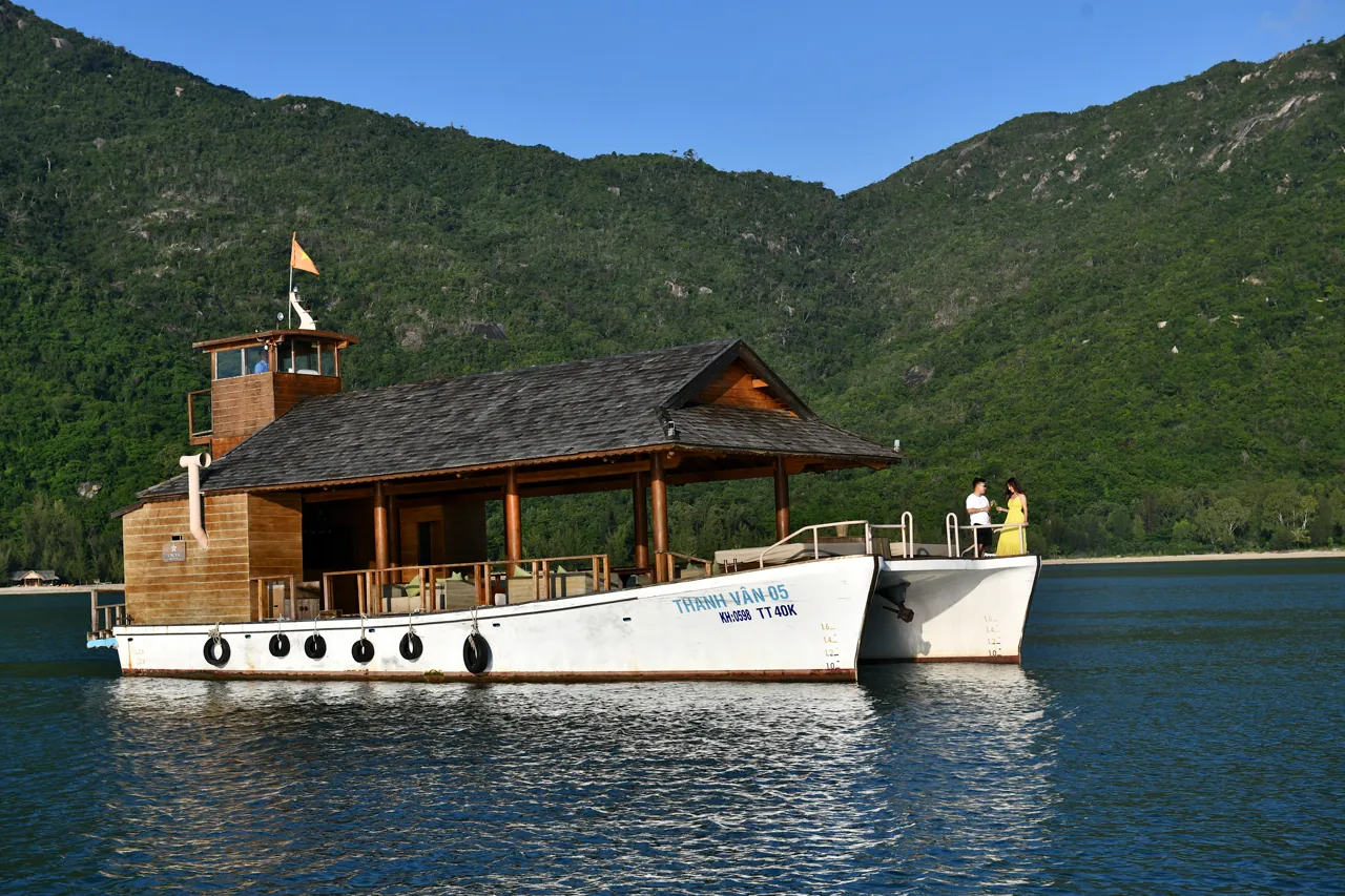 Du thuyền đón mặt trời