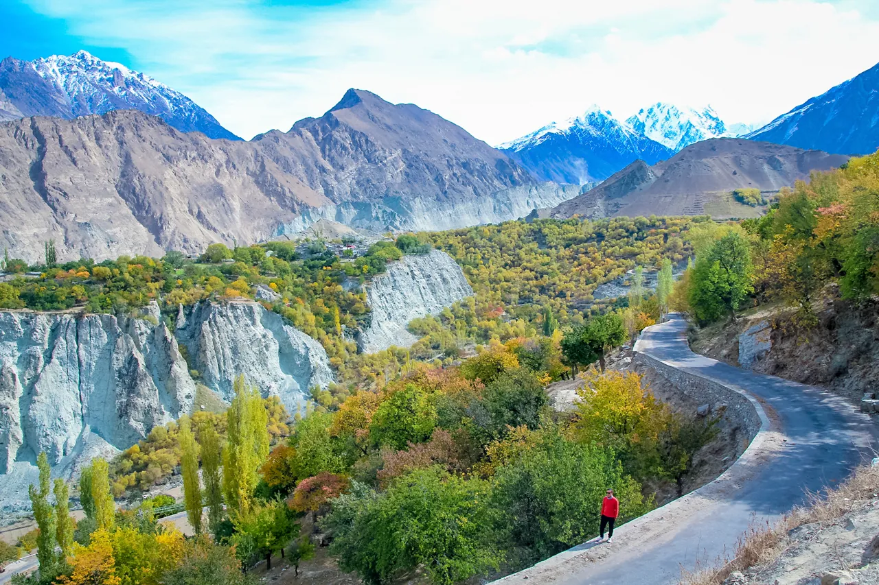 Con đường đổi màu sắc tuyệt vời ở Pakistan