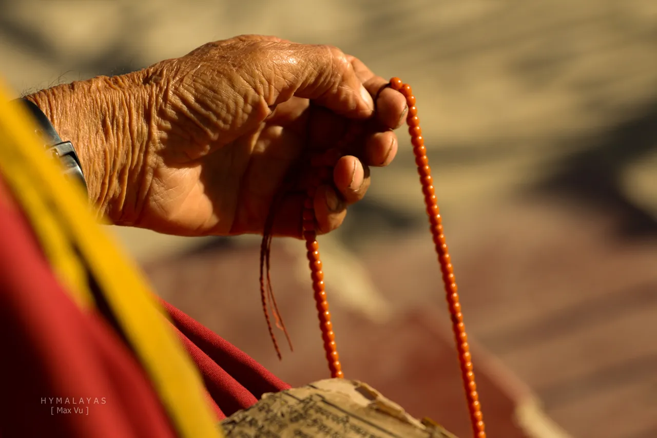 Niệm kinh với vòng chuỗi ở Diskit Gompa