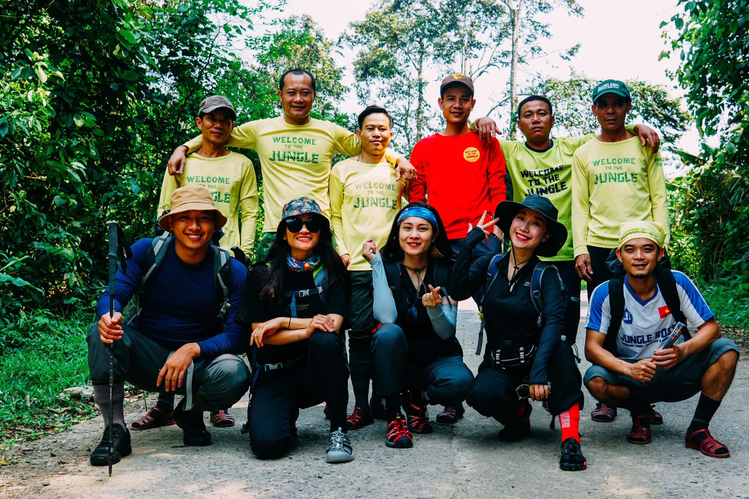 Đội ngũ HDV – Porter cùng khách hàng của Fit Tour – Du lịch có Guu