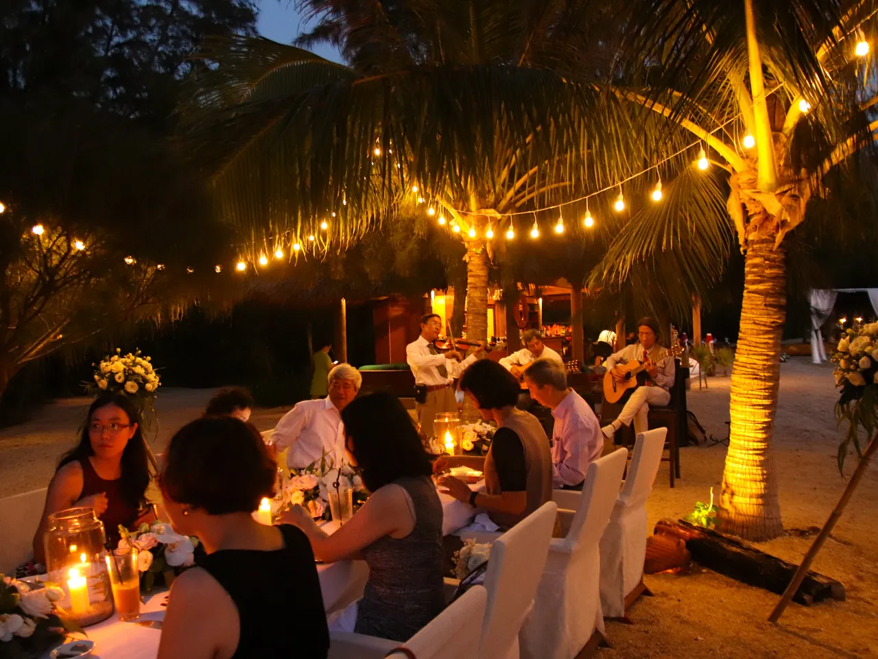 Tiệc tối bên bờ biển Ninh Vân