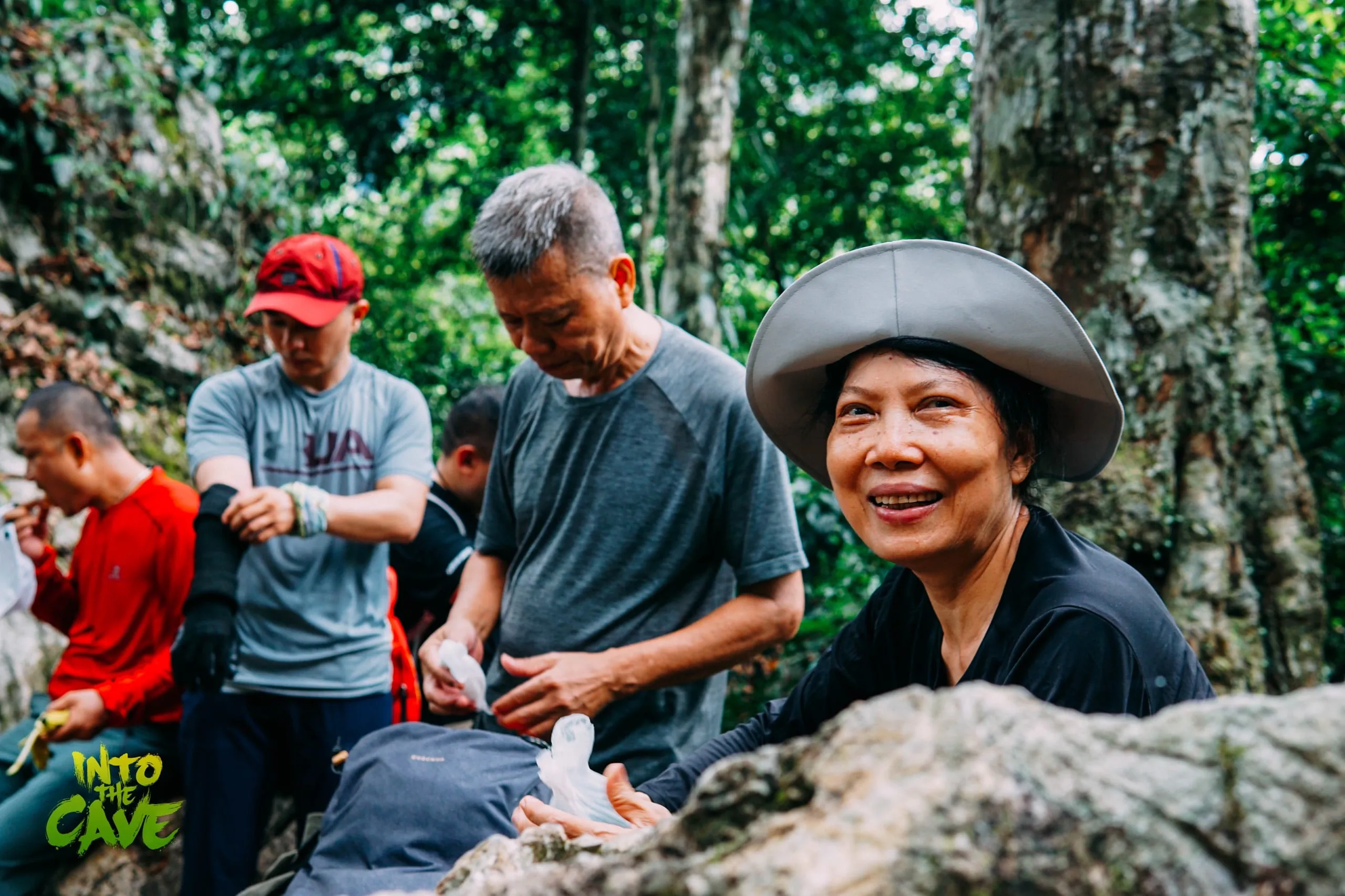 Cô chú khách hàng U70 khám phá hang Pygmy cùng Fit Tour – Du lịch có Guu