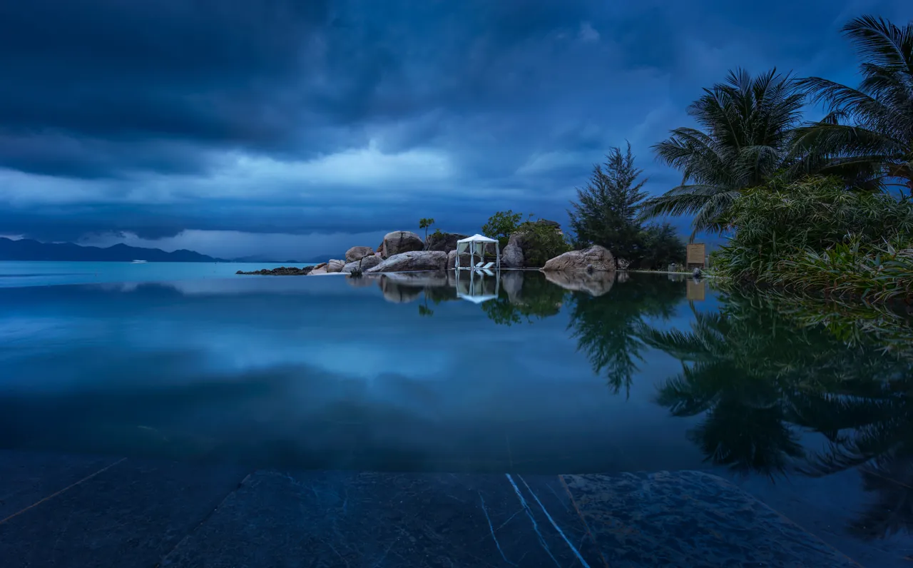 View buổi tối của hồ nước tại L'Alya Ninh Vân Bay Nha Trang