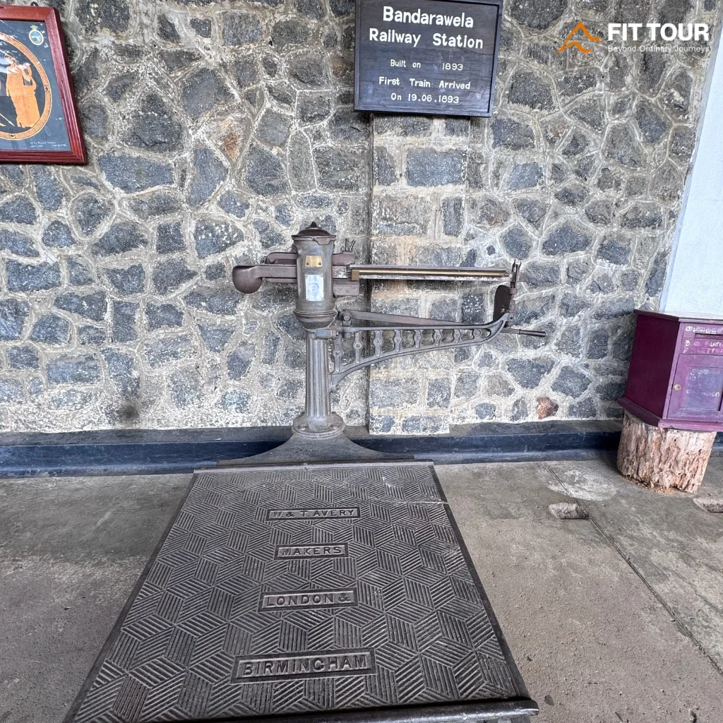 Bảng ghi dấu mốc lịch sử khánh thành năm 1893 tại nhà ga đường sắt Bandarawela Sri Lanka