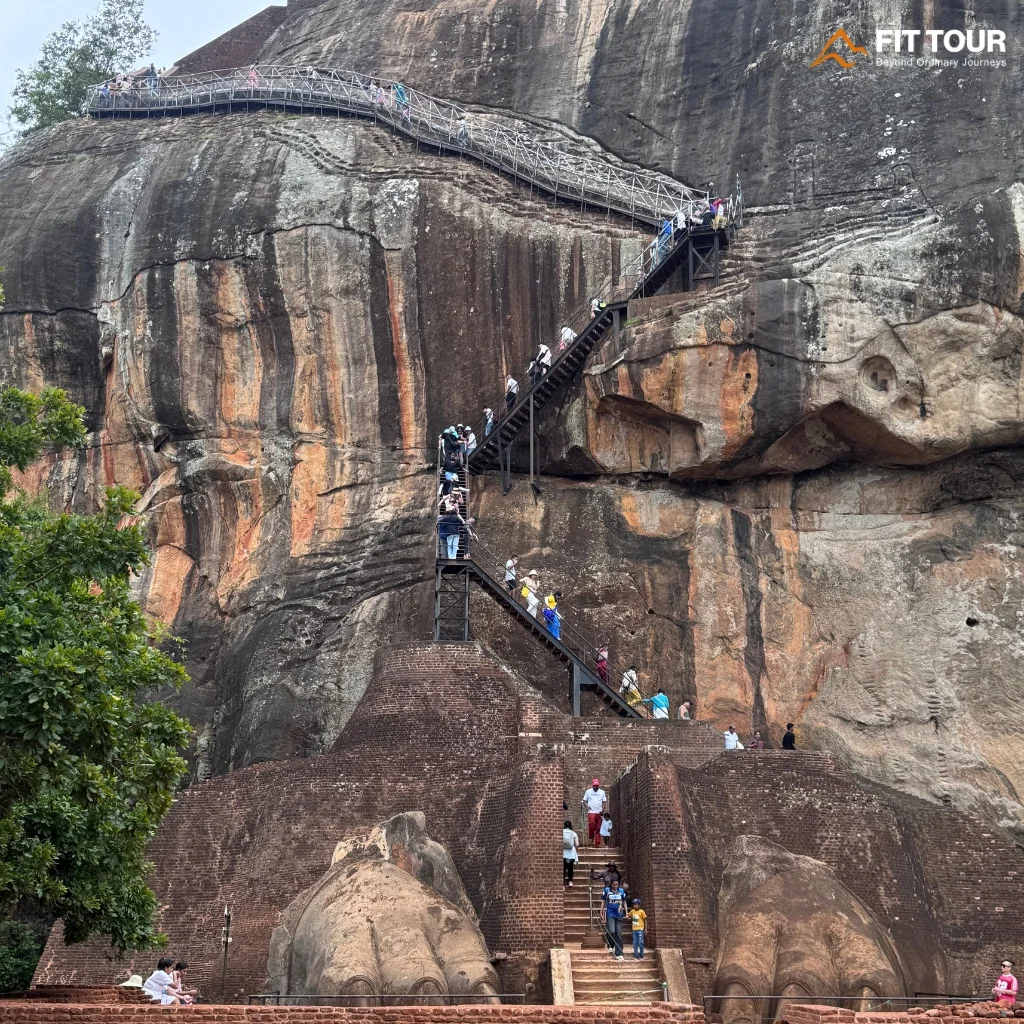 Đôi móng vuốt sư tử tại cổng Lion Gate Sigiriya