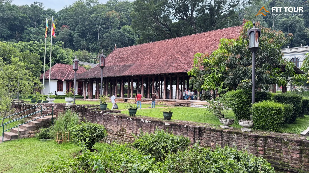Đại sảnh triều kiến Magul Maduwa bằng gỗ chạm khắc hoa sen tại Kandy Sri Lanka