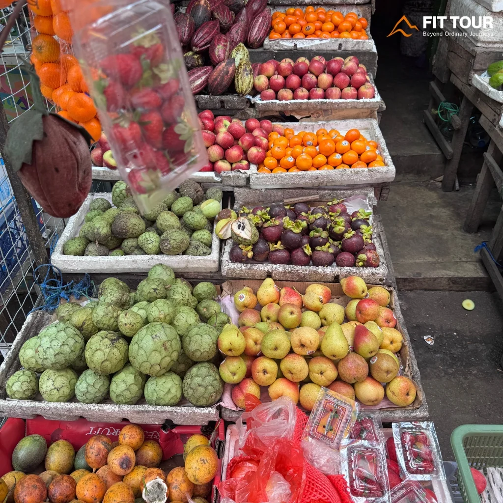 Mãng cầu Annona và măng cụt tươi bày bán tại sạp trái cây địa phương Sri Lanka