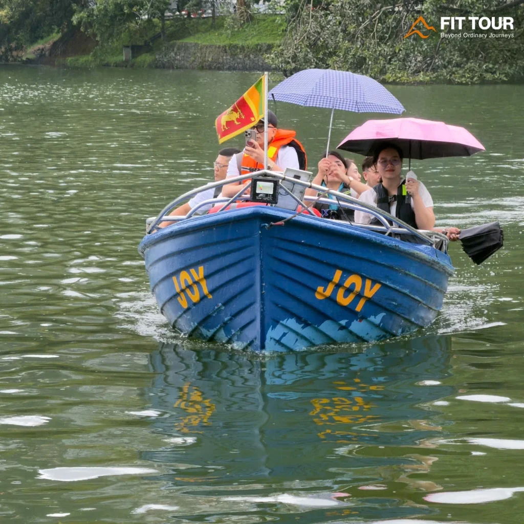 Trải nghiệm lướt thuyền máy motor boat giữa lòng hồ Kandy ngắm nhìn triền đồi xanh
