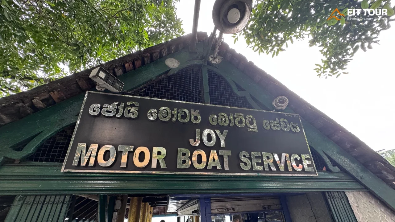 Cầu tàu nhỏ ven bờ và dịch vụ thuyền máy motor boat đón khách tham quan Hồ Kandy