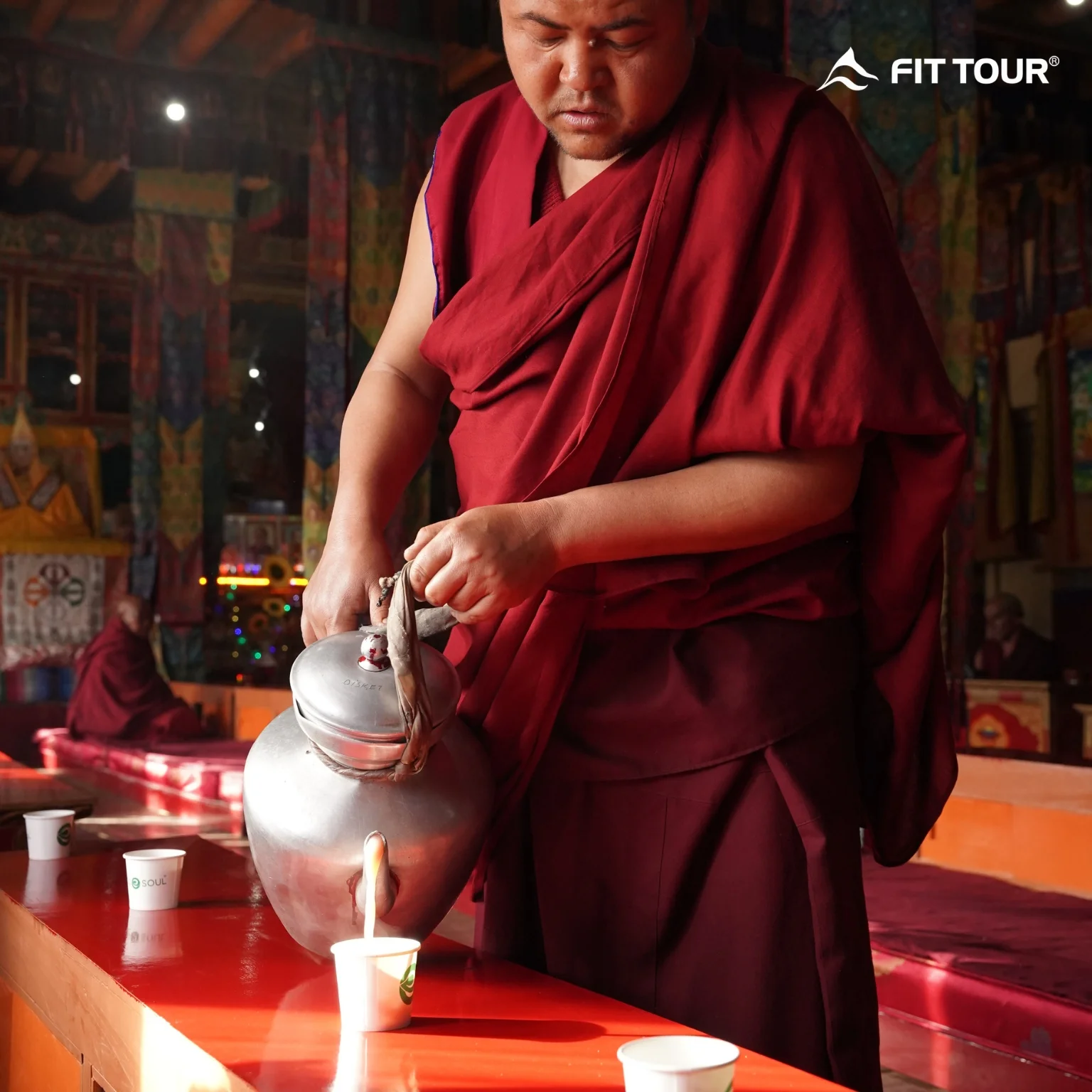 Nhà sư rót trà bơ truyền thống