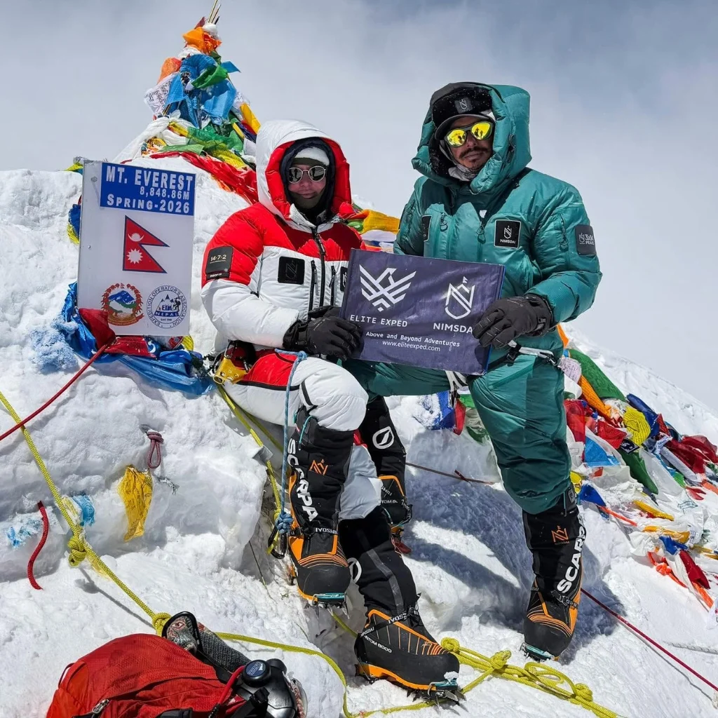 Khoảnh khắc Nims Dai đứng trên đỉnh Everest nóc nhà thế giới