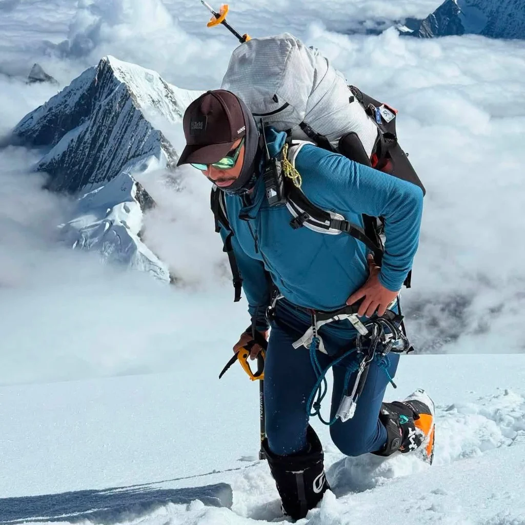 Nims Dai vượt qua địa hình tuyết hiểm trở trên dãy Himalaya