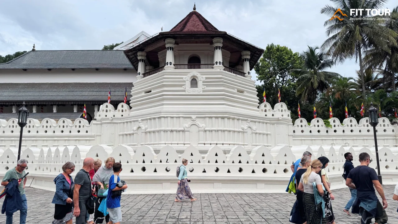 Lầu bát giác Paththirippuwa Chùa Xá Lợi Răng Phật Kandy Sri Lanka
