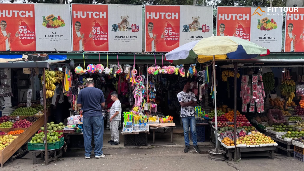 Quầy trái cây bản địa ven đường với dừa cam Thambili, chuối và các loại quả nhiệt đới rực rỡ