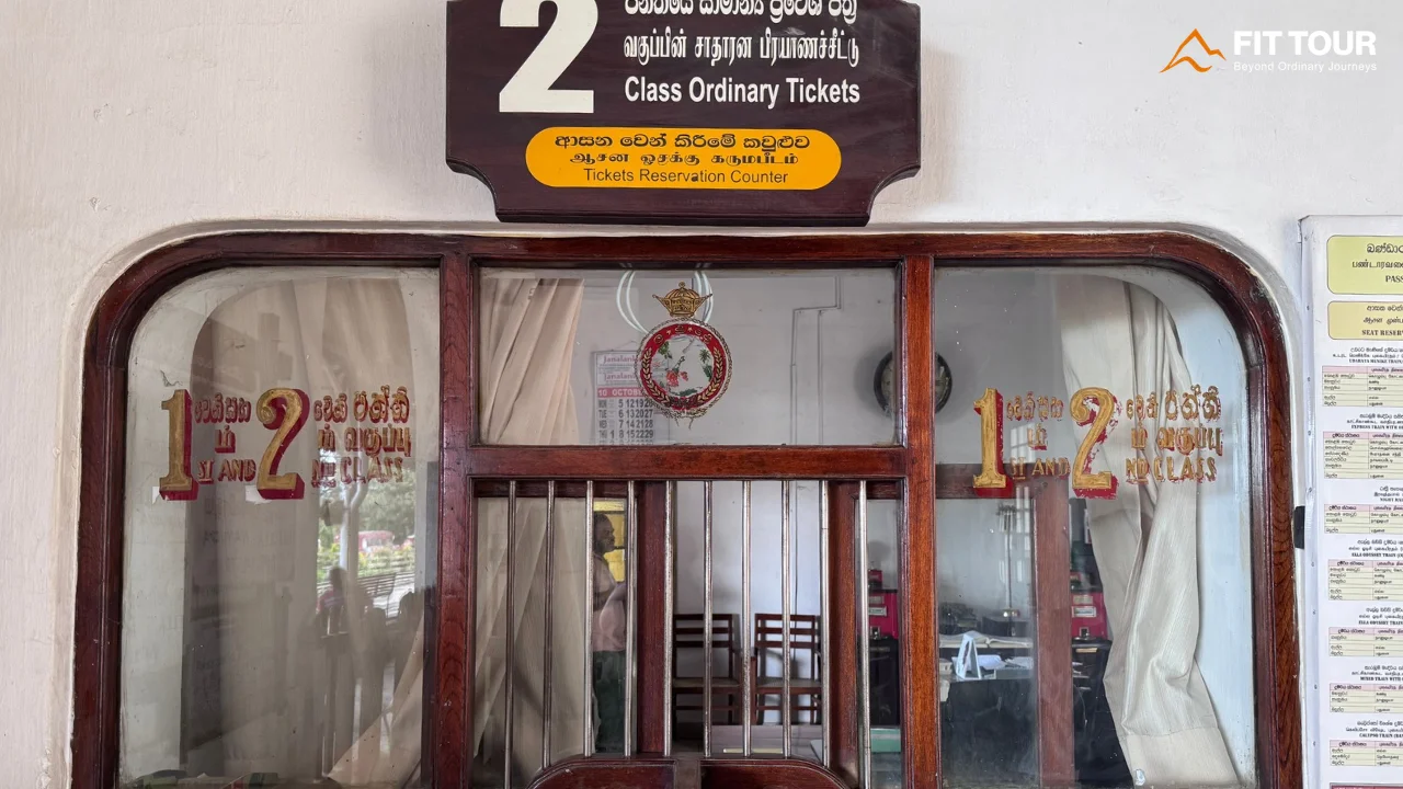 Quầy bán vé tàu hỏa bằng gỗ cổ điển tại nhà ga Bandarawela Sri Lanka