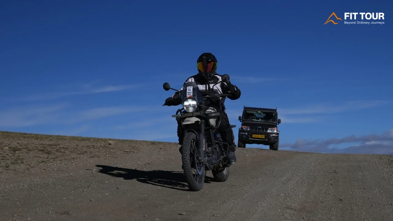 Rider dẫn đầu cùng xe hậu cần y tế leo dốc cao nguyên Umling La tại Ladakh