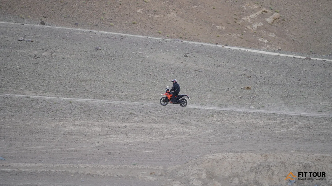 Rider lái xe vượt hoang mạc sỏi đá rộng lớn tại vùng Ladakh
