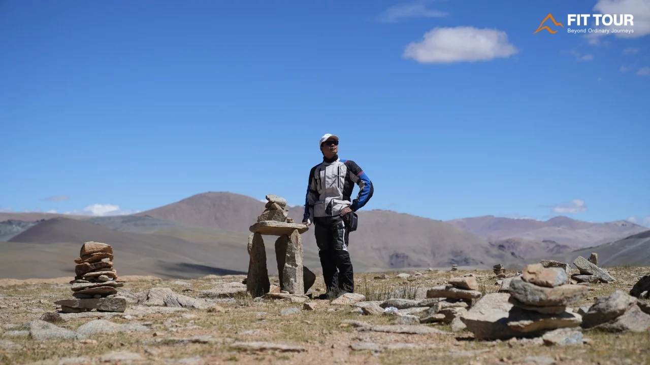 Tháp Đá Cầu Nguyện Cairn Giữa Hoang Mạc